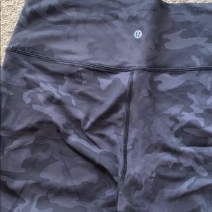 Lululemon black and grey camo wunder under sz 12